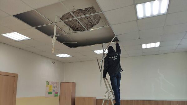 Школа города Архангельска, где во время урока на учащегося обрушилась часть потолка