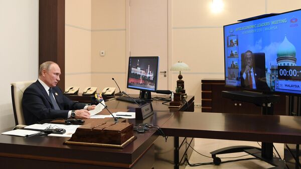 Президент РФ Владимир Путин принимает участие в режиме видеоконференции во встрече лидеров экономик форума АТЭС