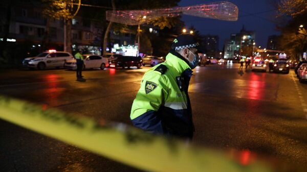 Сотрудники полиции на проспекте Церетели в Тбилиси, где вооруженный мужчина, который ворвался в офис микрофинансовой организации, удерживает в заложниках девять человек