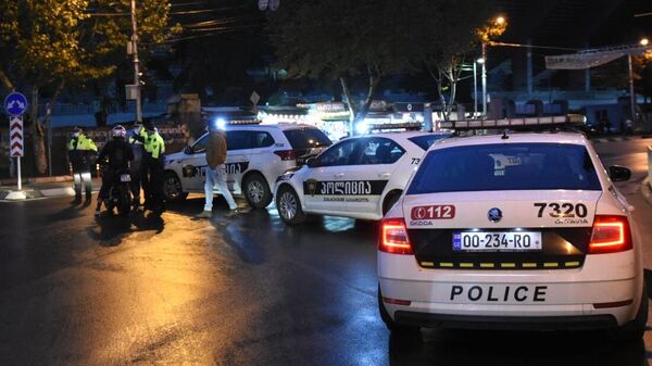 Сотрудники полиции на проспекте Церетели в Тбилиси, где вооруженный мужчина, который ворвался в офис микрофинансовой организации, удерживает в заложниках девять человек