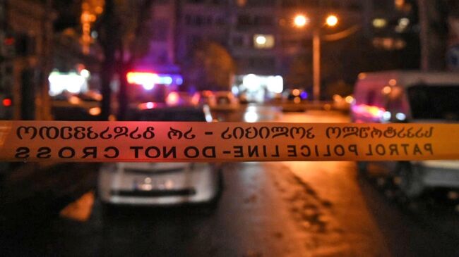 Оцепление на проспекте Церетели в Тбилиси, где вооруженный мужчина, который ворвался в офис микрофинансовой организации, удерживает в заложниках девять человек