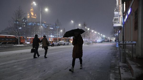 Прохожие на Новинском бульваре в Москве