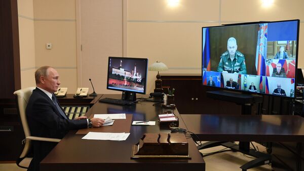 Президент РФ Владимир Путин проводит в режиме видеоконференции