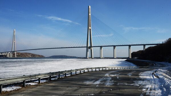 Вантовый мост через пролив Босфор Восточный на остров Русский