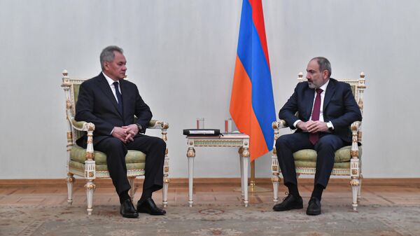 Министр обороны РФ Сергей Шойгу и премьер-министр Армении Никол Пашинян во время встречи в Ереване