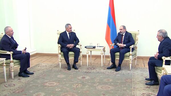 Министр обороны РФ Сергей Шойгу и премьер-министр Армении Никол Пашинян во время встречи в Ереване