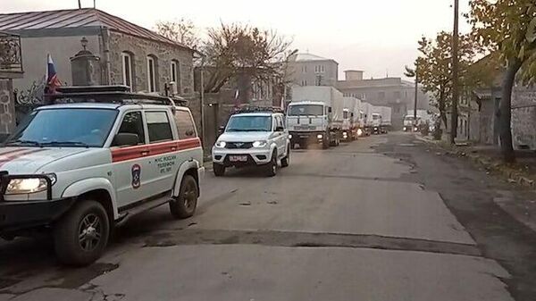 Колонны МЧС движутся в Степанакерт