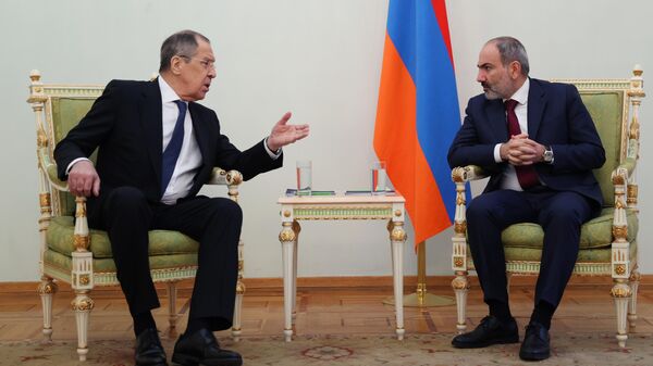 Министр иностранных дел РФ Сергей Лавров и премьер-министр Армении Никол Пашинян во время встречи в Ереване
