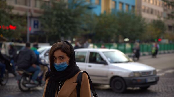 Женщина на одной из улиц в Тегеране