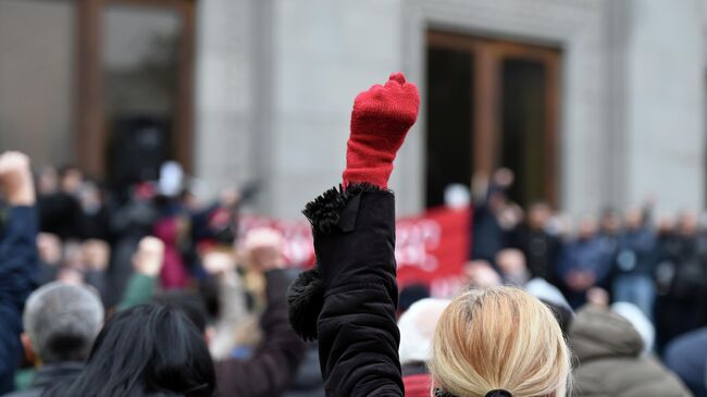 Участники акции протеста против действующего правительства на площади Свободы в Ереване