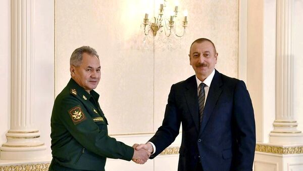 Министр обороны РФ Сергей Шойгу и президент Азербайджана Ильхам Алиев во время встречи в Баку