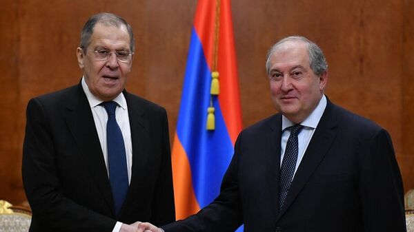 Министр иностранных дел РФ Сергей Лавров и президент Армении Армен Саркисян во время встречи в Ереване