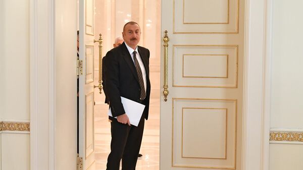 Президент Азербайджана Ильхам Алиев перед встречай с министром обороны РФ Сергеем Шойгу в Баку