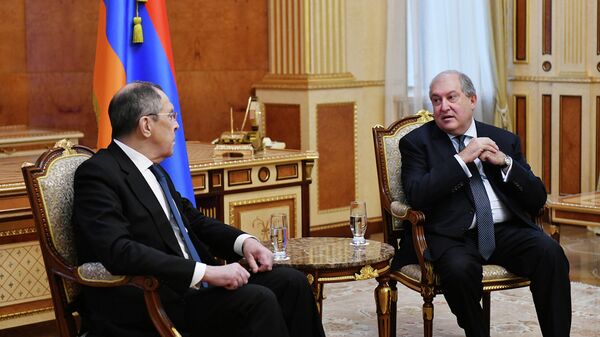 Министр иностранных дел РФ Сергей Лавров и президент Армении Армен Саркисян во время встречи в Ереване