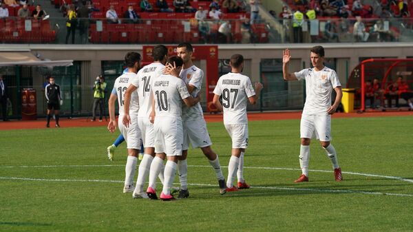 Футболисты Алании поздравляют Батраза Хадарцева с забитым мячом