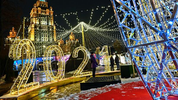 Новогодняя иллюминация на набережной Тараса Шевченко в Москве. На втором плане  здание гостиницы Украина