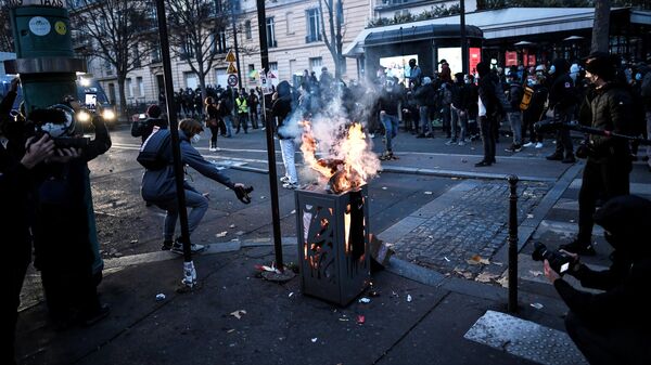 Участники акции протеста в Париже против внесения поправки к закону О национальной безопасности