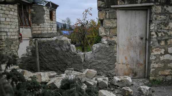 Разрушенные здания в населенном пункте Мартуни в Нагорном Карабахе