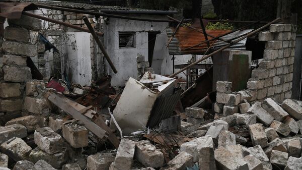 Разрушенные здания в населенном пункте Мартуни в Нагорном Карабахе