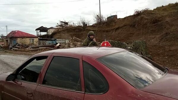 Миротворцы на блокпосту фиксируют въезд автомобилей в Степанакерт