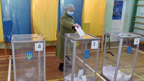 Женщина голосует на избирательном участке во Львове