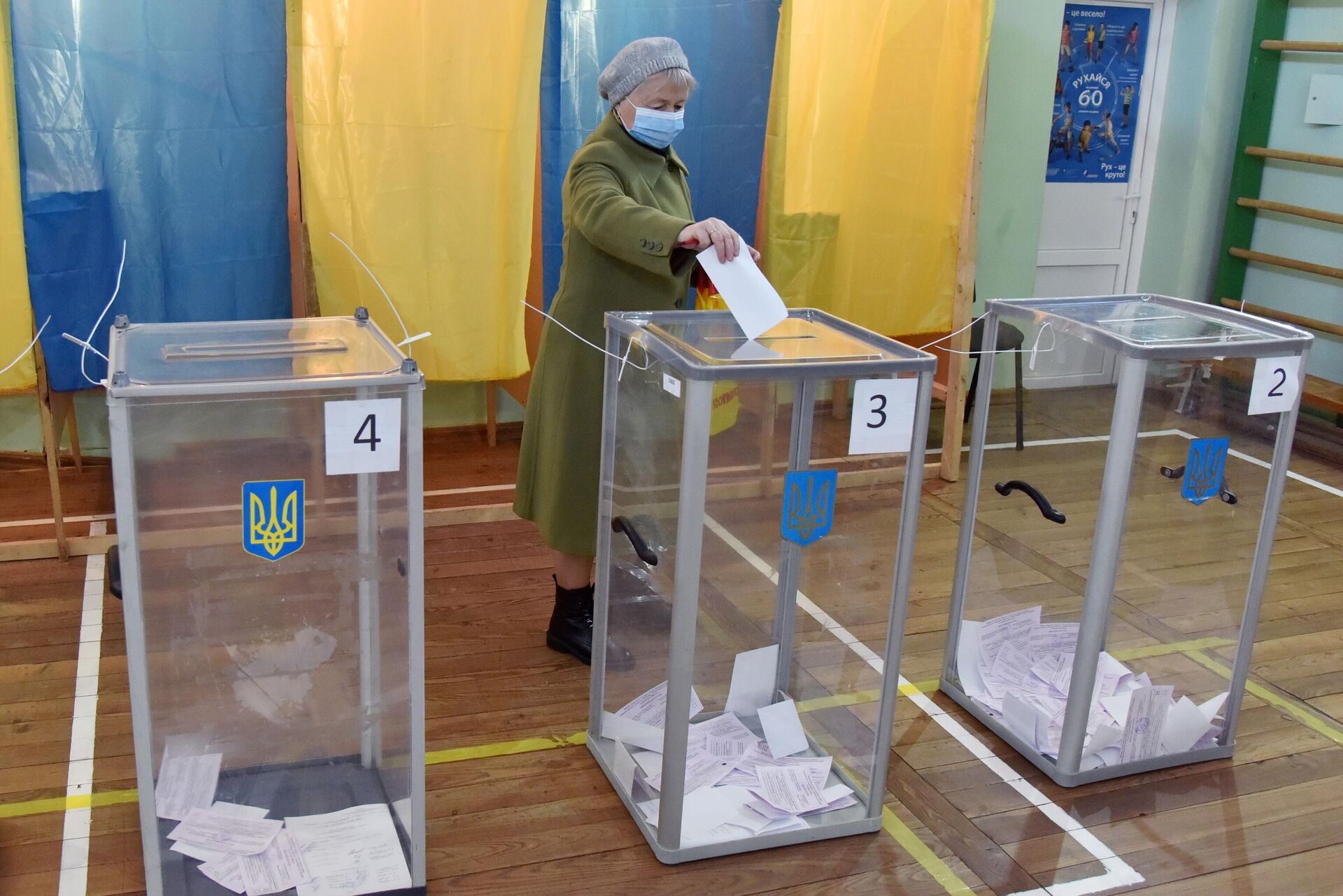 Женщина голосует на избирательном участке во Львове - РИА Новости, 1920, 20.05.2024