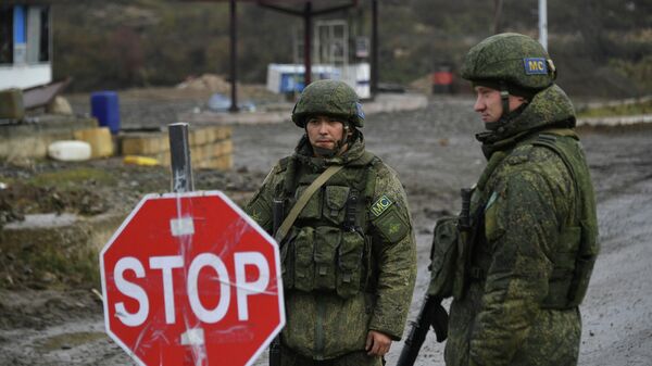 Российские миротворцы обеспечивают контроль за безопасностью передвижения автотранспорта на дороге Степанакерт - Шуша