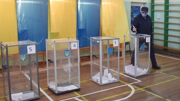 Мужчина голосует на избирательном участке во Львове