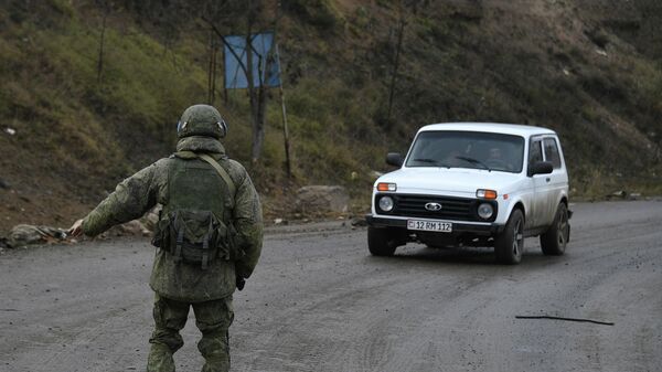 Российский миротворец обеспечивает контроль за безопасностью передвижения автотранспорта на дороге Степанакерт - Шуша