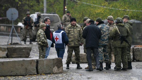Сотрудники Международного комитета Красного Креста, азербайджанские военные и российские миротворцы возле блокпоста на дороге Степанакерт - Шуша