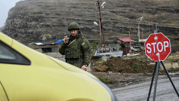 Российский миротворец обеспечивает контроль за безопасностью передвижения автотранспорта на дороге Степанакерт - Шуша