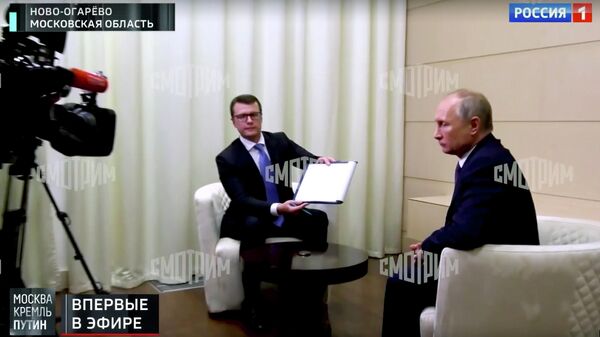 Президент России Владимир Путин и съемочная группа телеканала Россия 1 в комнате отдыха резиденции в Ново-Огареве