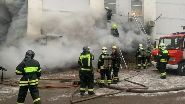 Пожар в промзоне по адресу: Варшавское шоссе, дом 26, возле станции метро Нагатинская