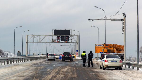 Мост на остров Русский во Владивостоке перекрыт из-за опасности падения льда
