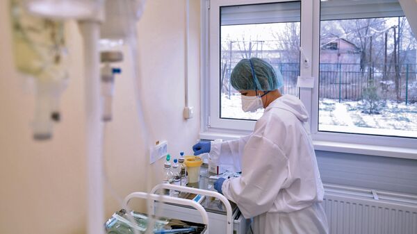 Медицинский работник во время приготовления лекарств в ГБУЗ Волгоградская областная инфекционная больница No2 в Волгоградской области