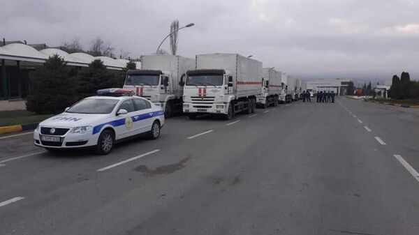 Сотрудники МЧС Азербайджана сопровождают гуманитарную колонну, направленную МЧС России в Шушу и Ханкенди