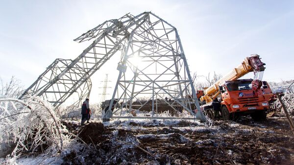 Демонтаж одной из повалившихся ЛЭП во Владивостоке