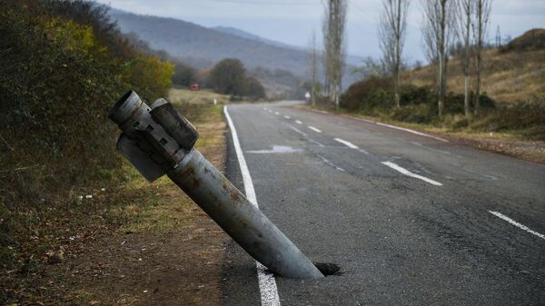 Неразорвавшийся снаряд на автомобильной дороге в Мартакерт в Нагорном Карабахе