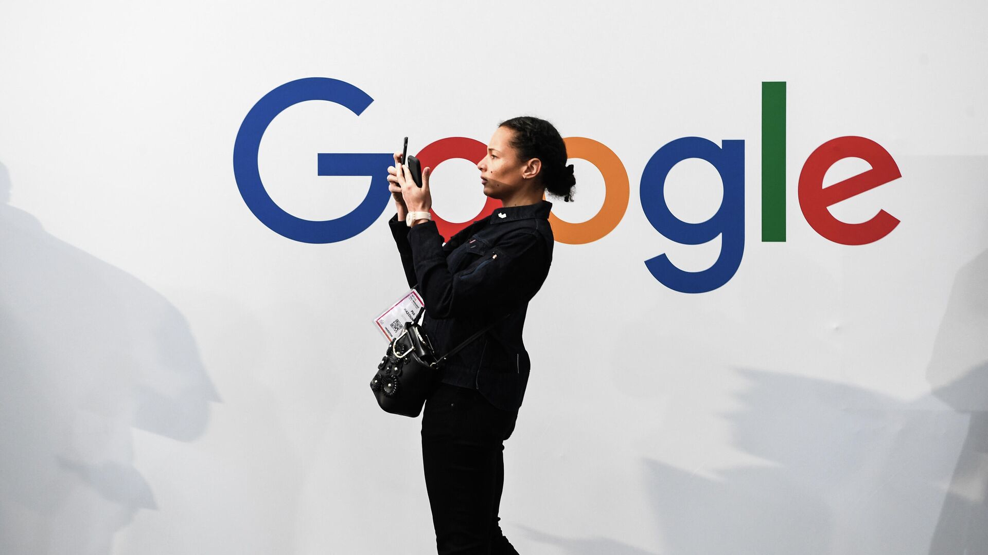 Девушка на фоне логотипа компании Google  - РИА Новости, 1920, 23.11.2020
