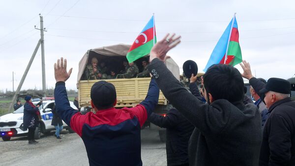 Люди встречают подразделения азербайджанской армии в Агдамском районе