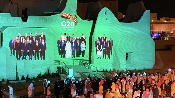 Проекция общего фото лидеров стран G20 на дворце Салва в Ат-Турайфе в Саудовской Аравии