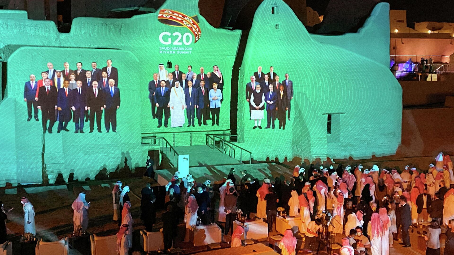 Проекция общего фото лидеров стран G20 на дворце Салва в Ат-Турайфе в Саудовской Аравии - РИА Новости, 1920, 23.11.2020