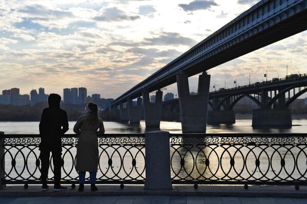 Молодые люди на Михайловской набережной в Новосибирске