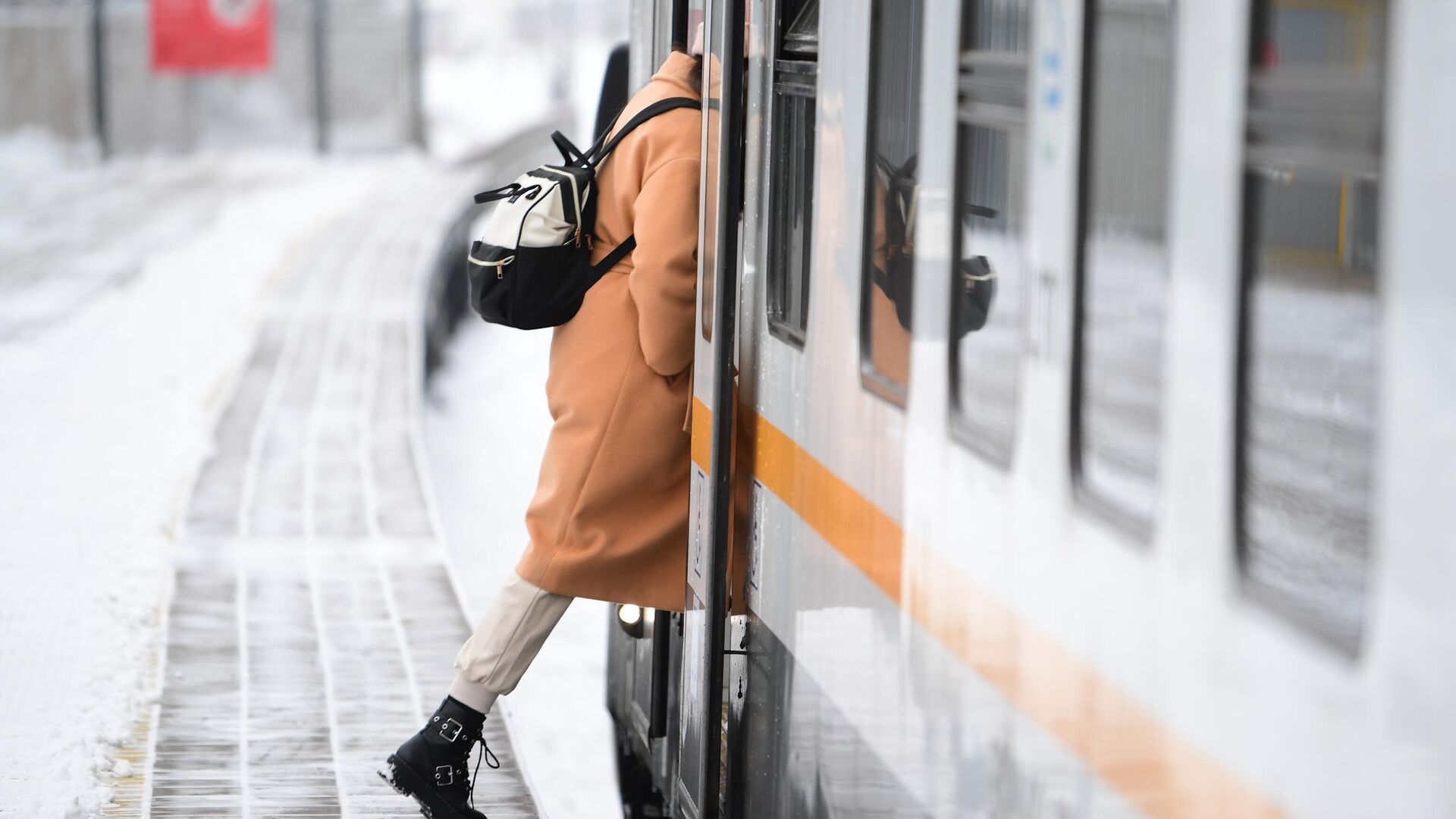 Девушка заходит в поезд на платформе станции Кунцевская МЦД-1 - РИА Новости, 1920, 07.12.2021