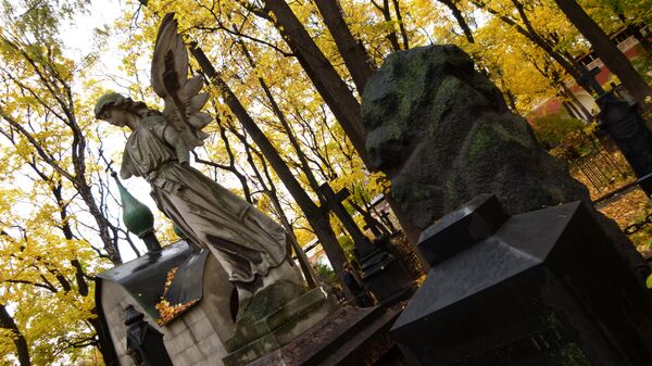 Скульптурные надгробия на кладбище Донского монастыря
