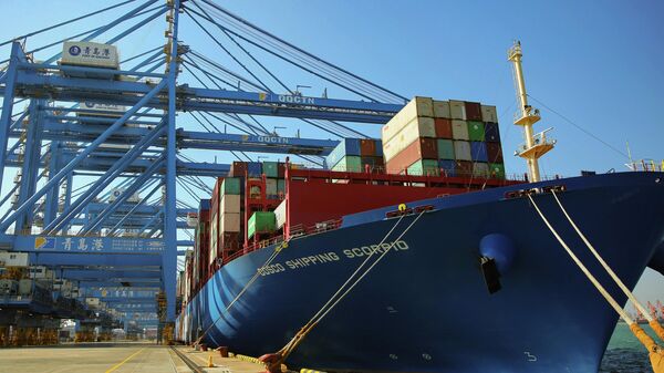 Грузовое судно с контейнерами в порту Китая