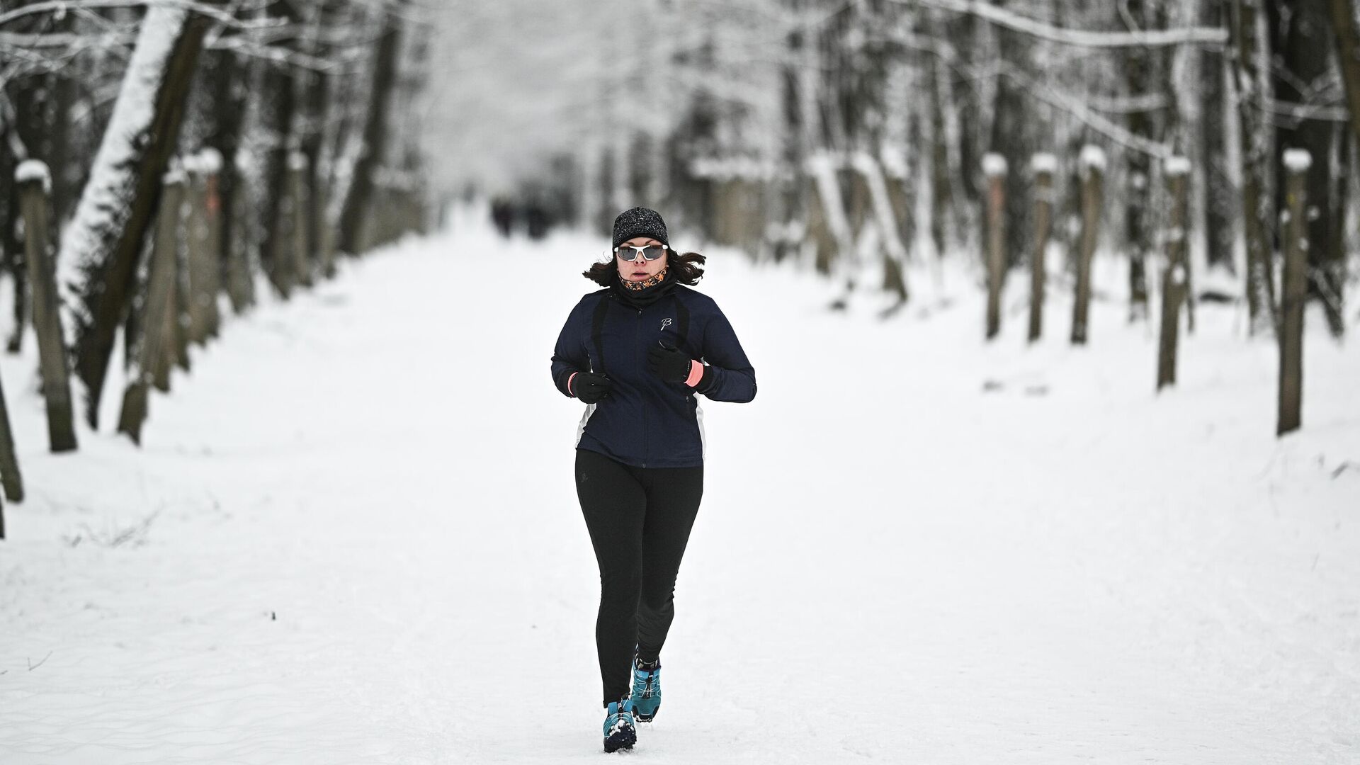 Девушка занимается бегом в Тимирязевском парке в Москве - РИА Новости, 1920, 29.12.2021