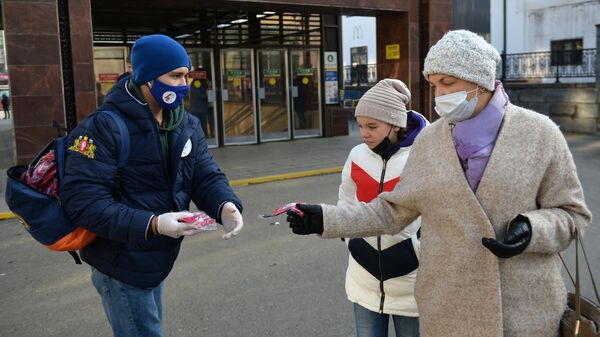 Волонтер раздают защитные маски