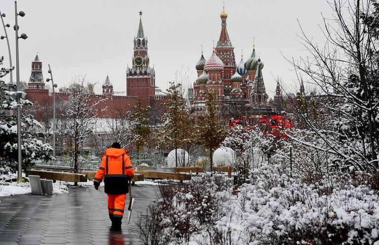 Снег в Москве 