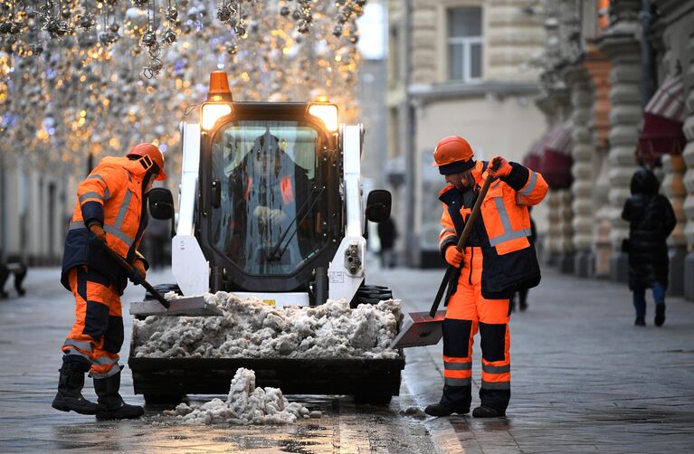 Сотрудники коммунальных служб во время уборки снега в Москве